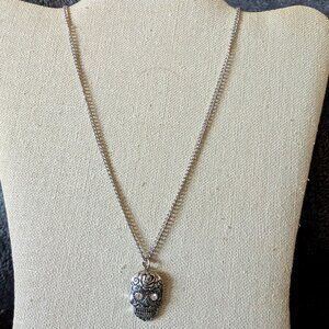 SILVER TONE DAY OF THE DEAD SKULL ON SILVER TONE 10" CHAIN #33